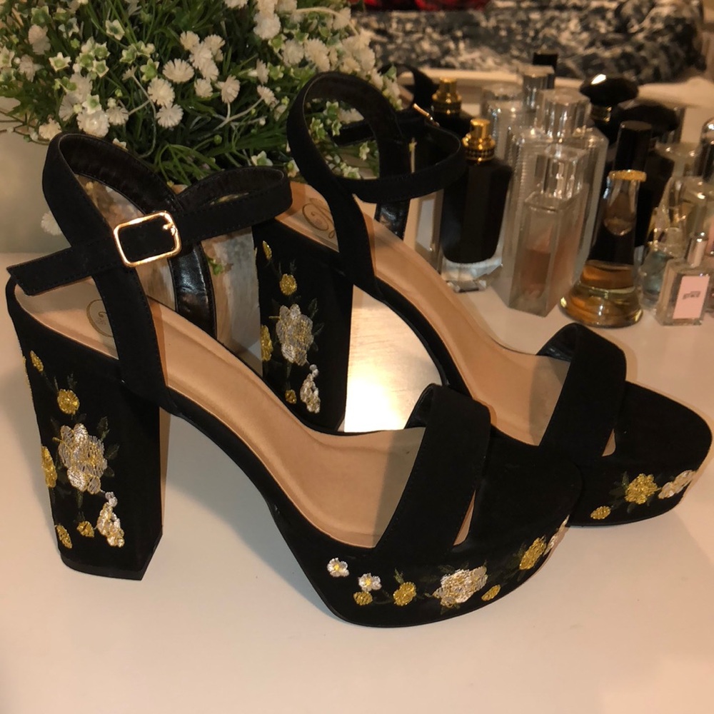 GORGEOUS BLACK FLORAL HEEL